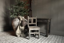 Oud houten kinderstoeltje met tafeltje set